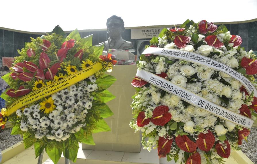 “48 flores para Orlando Martínez a 48 años de su vil asesinato”