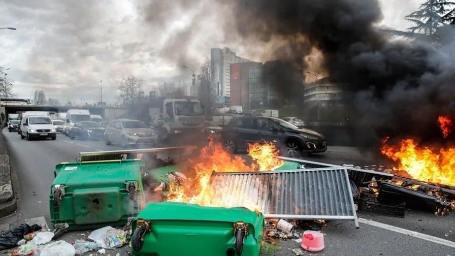 Bloqueos en París tras una noche de disturbios contra la reforma de pensiones