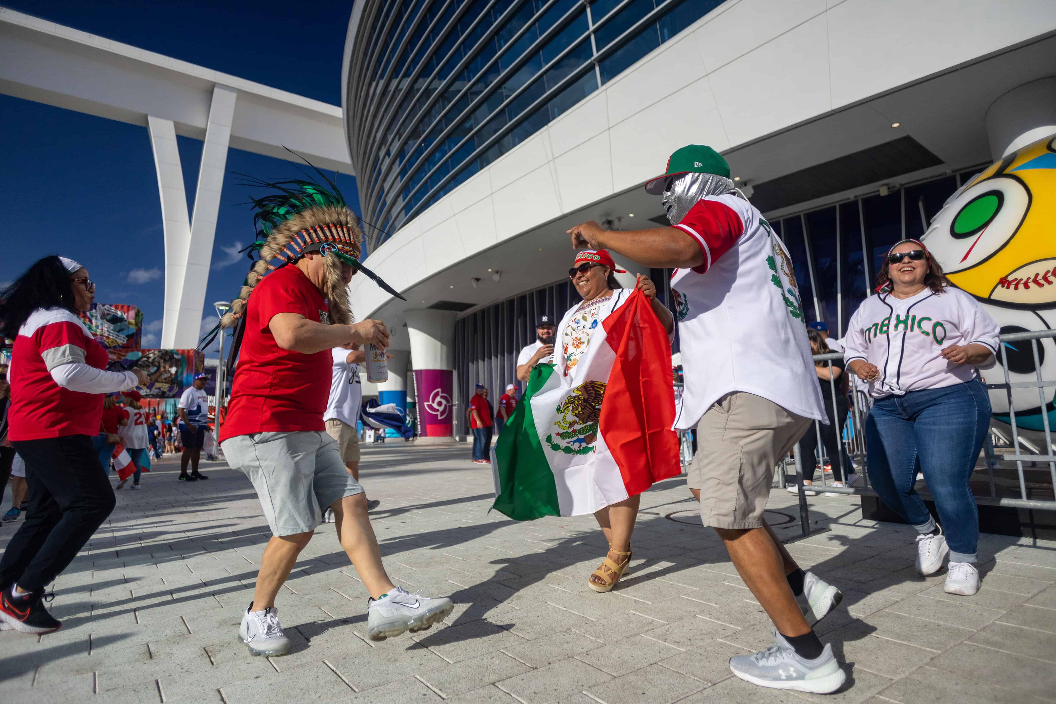 Con bailes, máscaras y penachos, la alegría de los fanáticos mexicanos tomó el Loan Depot Park antes del inicio del partido ante Puerto Rico.