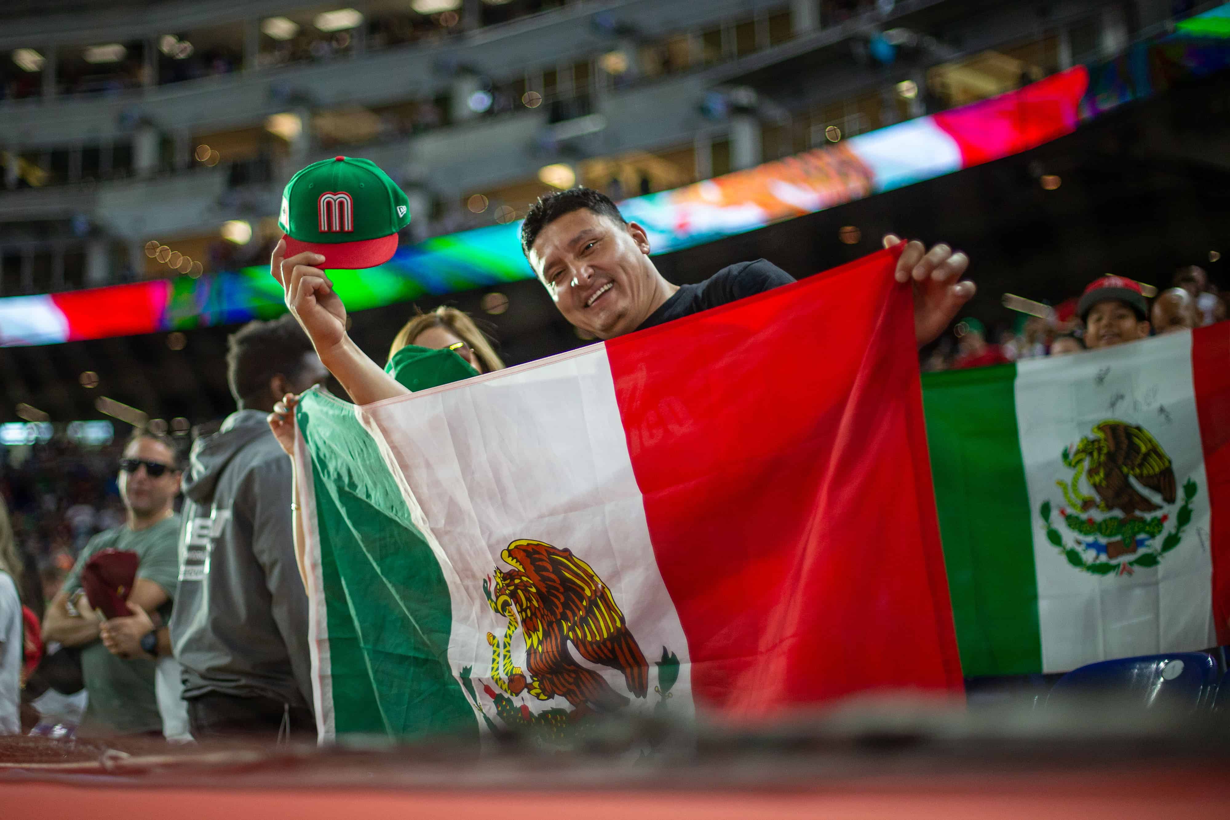 Los fanáticos mexicanos no perdieron el ánimos pese a estar abajo en la pizarra desde el primer inning.