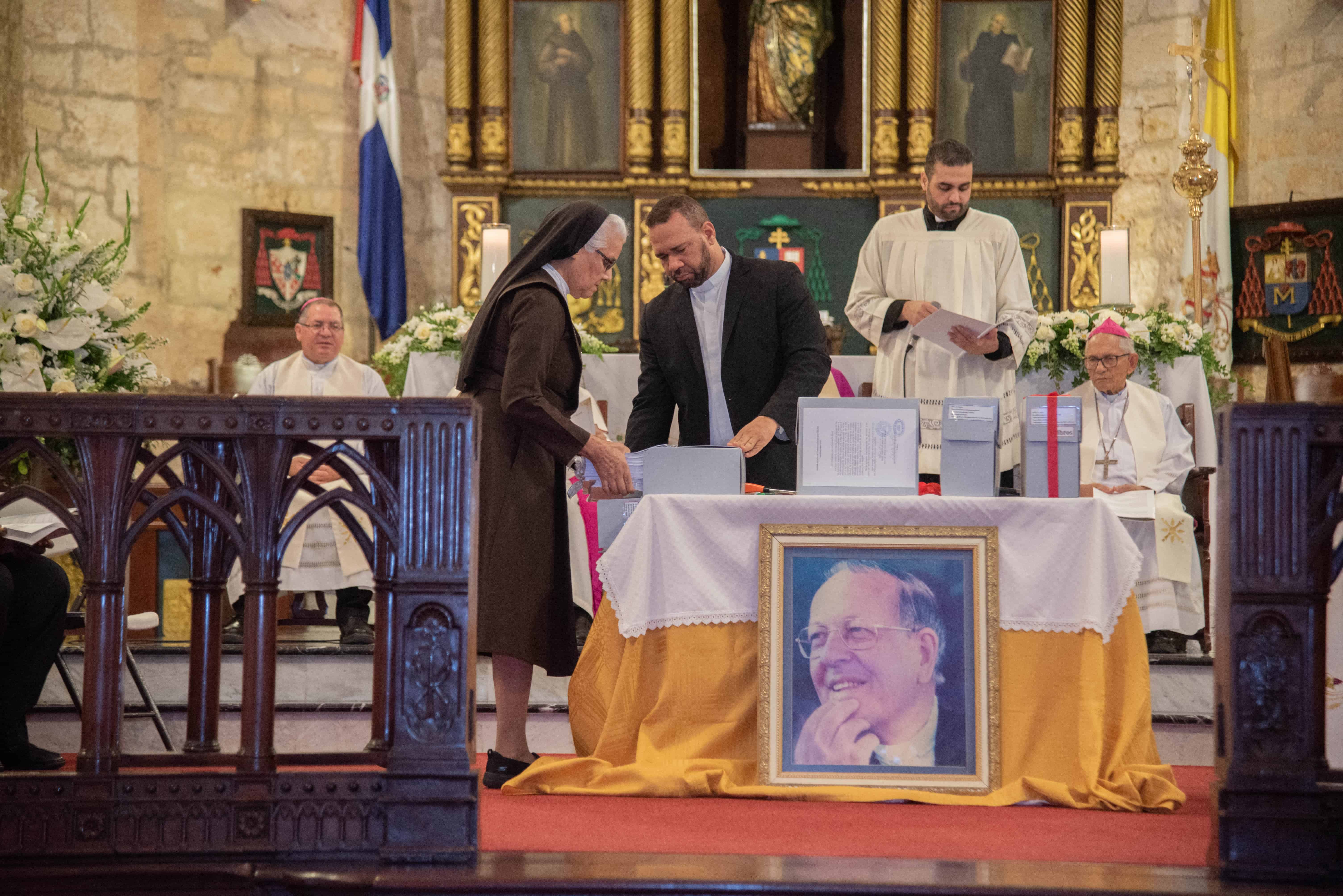 Cuatro cajas grises, tocadas con lazos rojos y lacradas con el sello del Arzobispado de Santo Domingo serán enviadas al Vaticano.