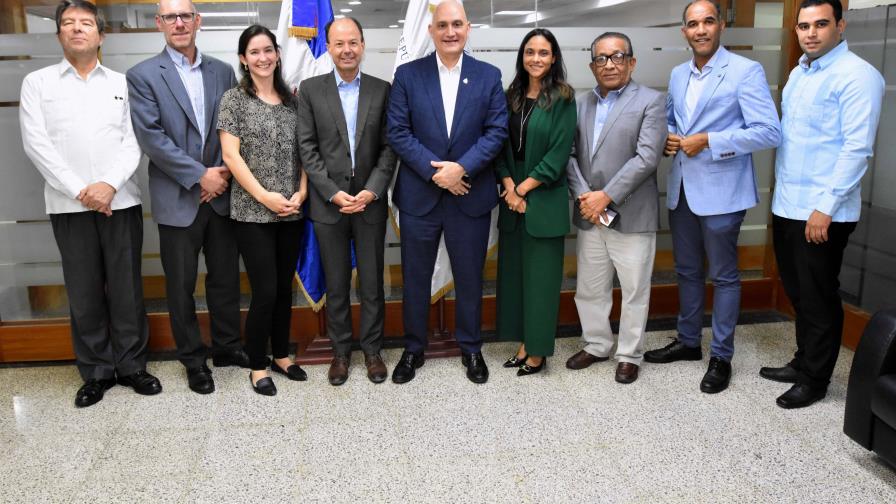 Ministro de Economía dominicano recibe misión del Banco Mundial
