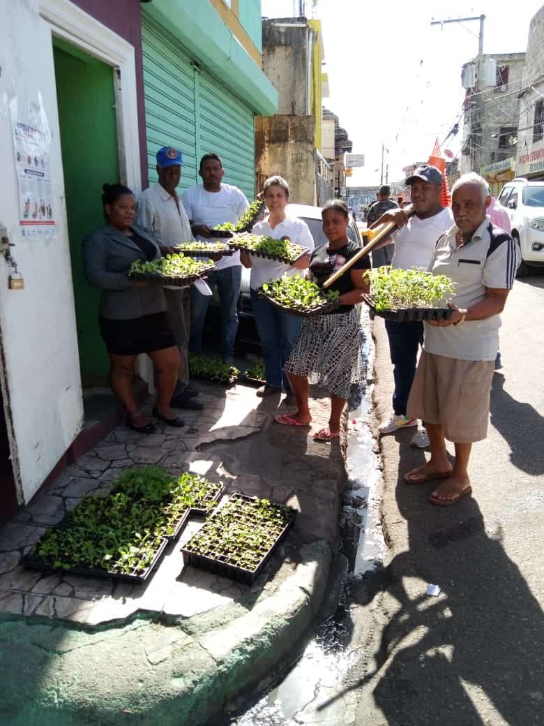 Hombres y mujeres se integran al programa de huertos.