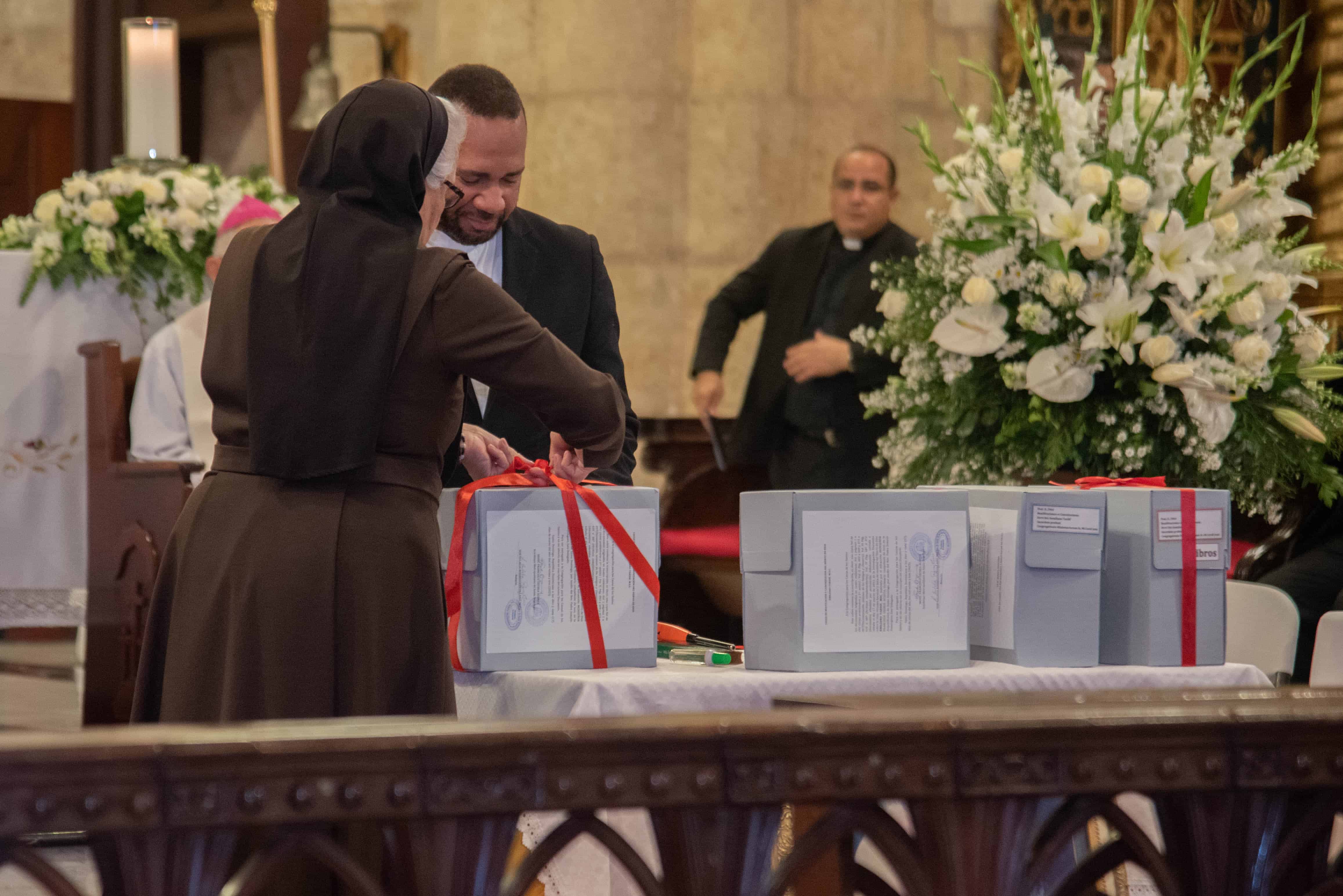 Cuatro cajas grises, tocadas con lazos rojos y lacradas con el sello del Arzobispado de Santo Domingo serán enviadas al Vaticano.