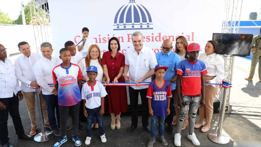 Presidente Abinader entrega 719 títulos de propiedad en Azua