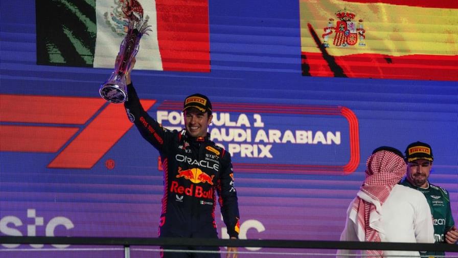 Checo Pérez gana en Arabia Saudí tras resistir carga de Verstappen