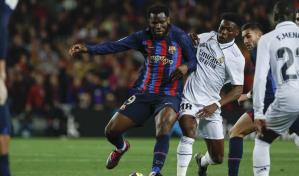 El FC Barcelona remonta al Real Madrid y acaricia la Liga