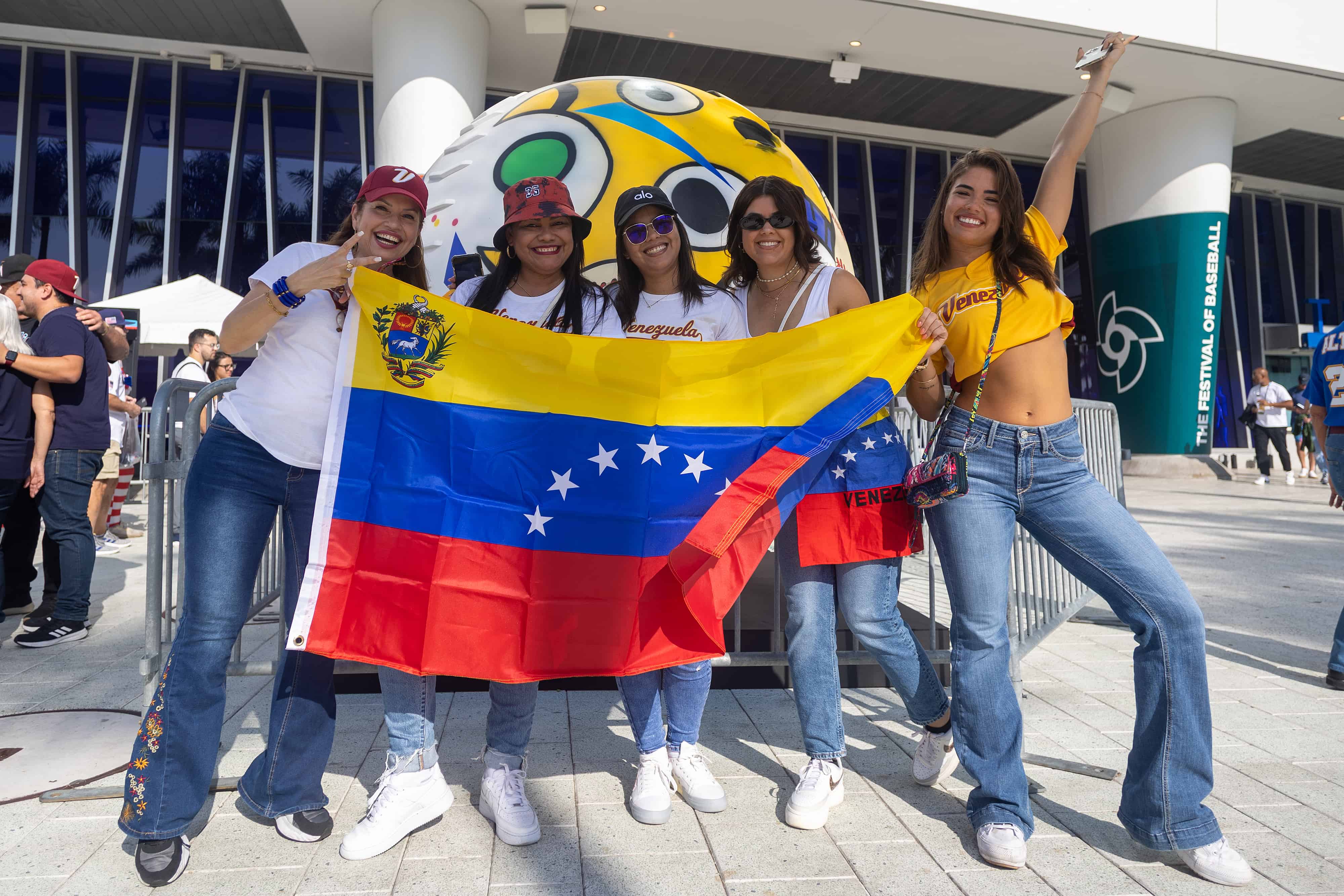 El Loan Depot Park recibió un gran número de aficionados venezolanos.