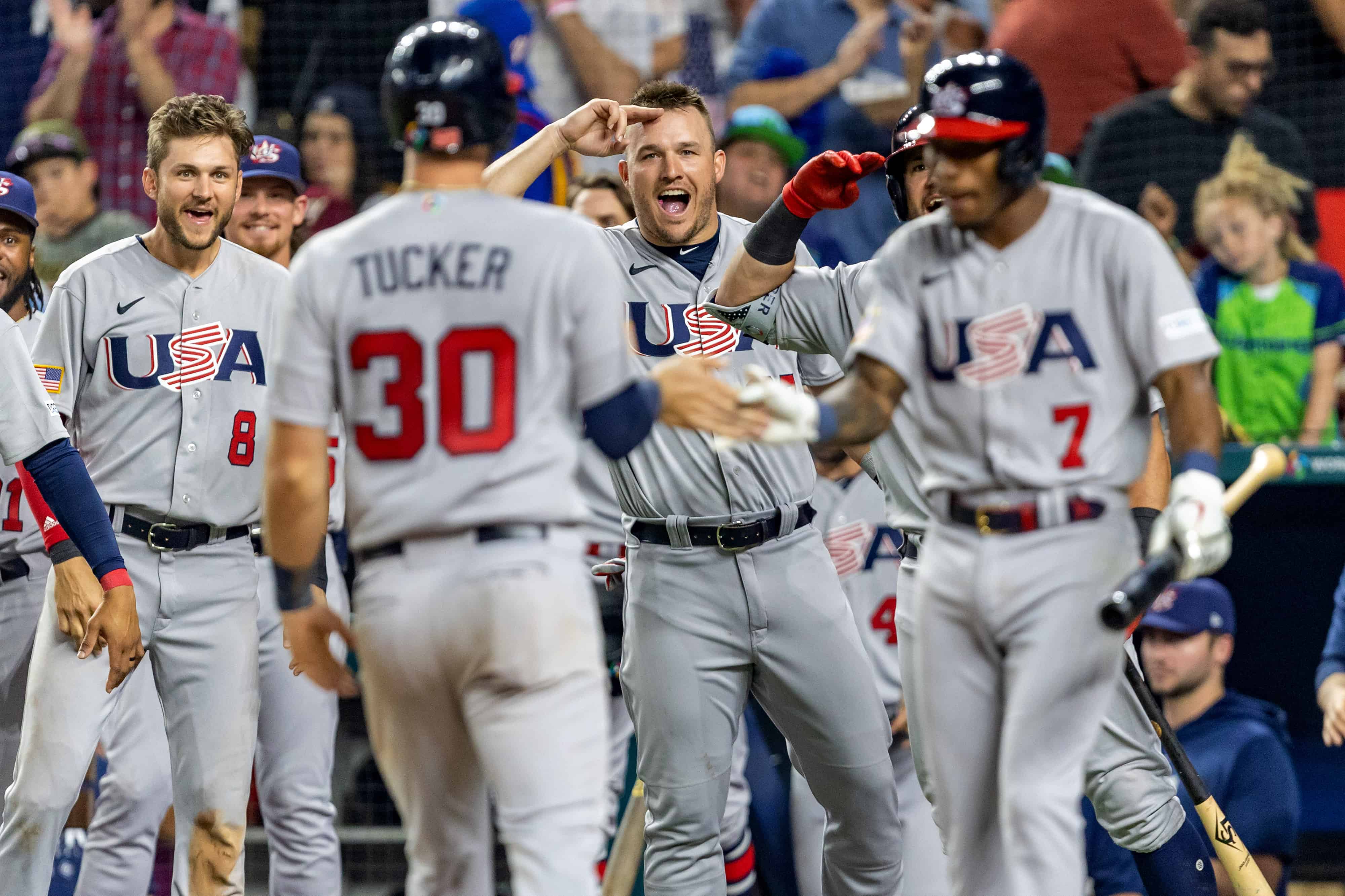 Estados Unidos estuvo muy activo en la ofensiva, anotando tres de sus nueve carreras en el mismo primer inning.