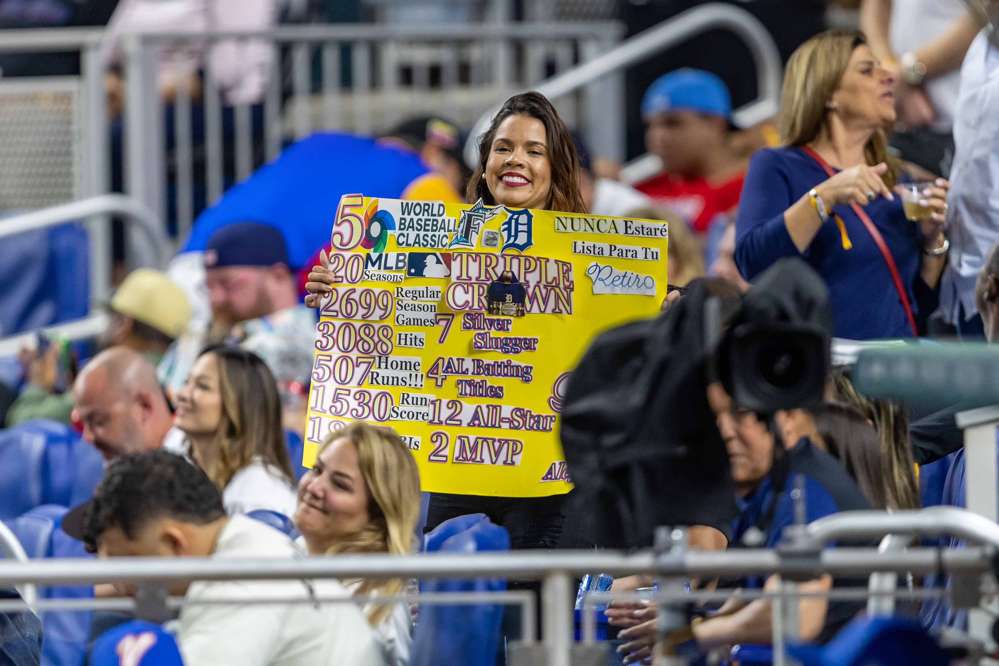 Una fanática venezolana dedicó una pancarta llena de datos a Miguel Cabrera, quien no tomó turnos en el compromiso.