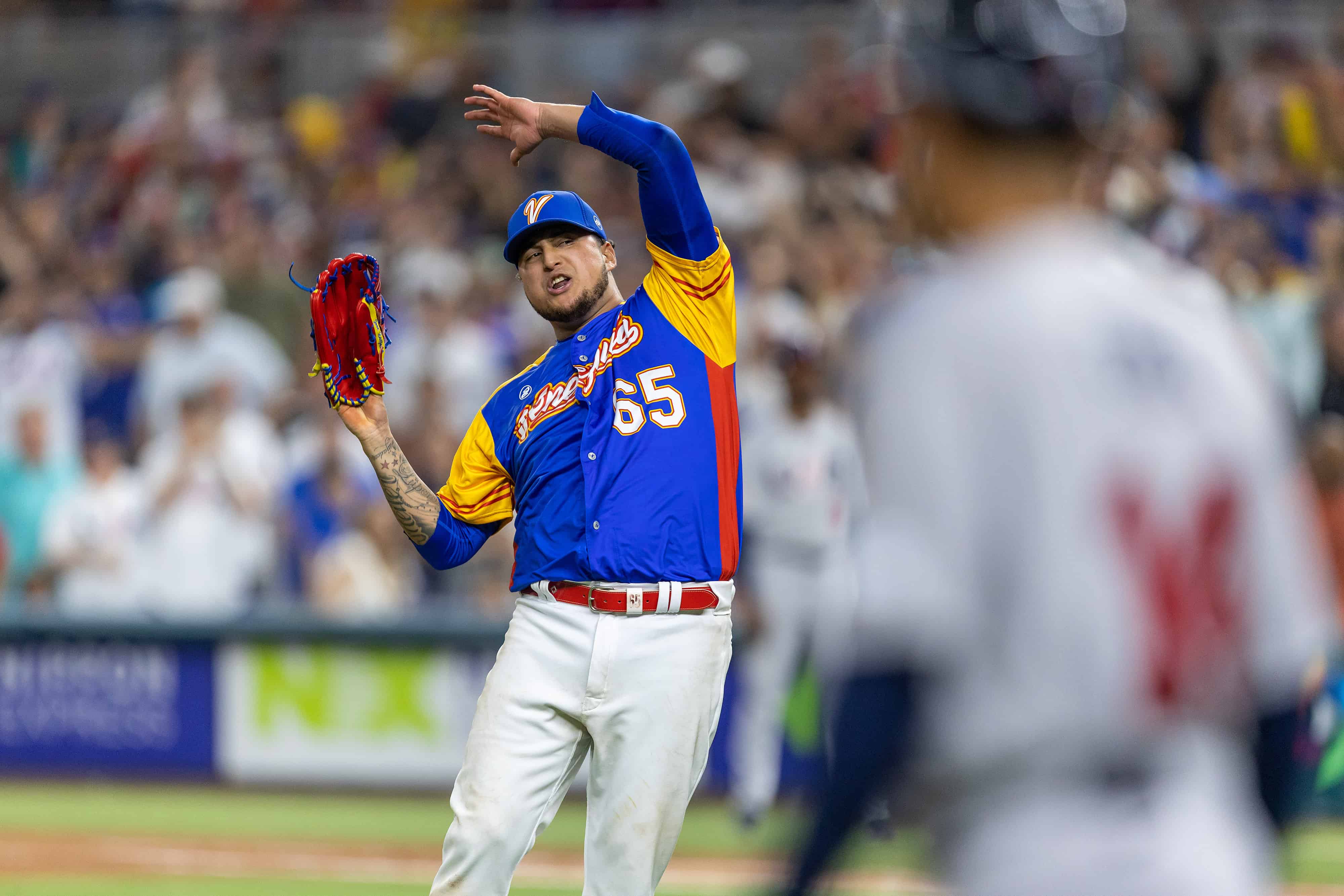 José Quijada pasó de héroe a villano cuando recibió castigo en el octavo inning.