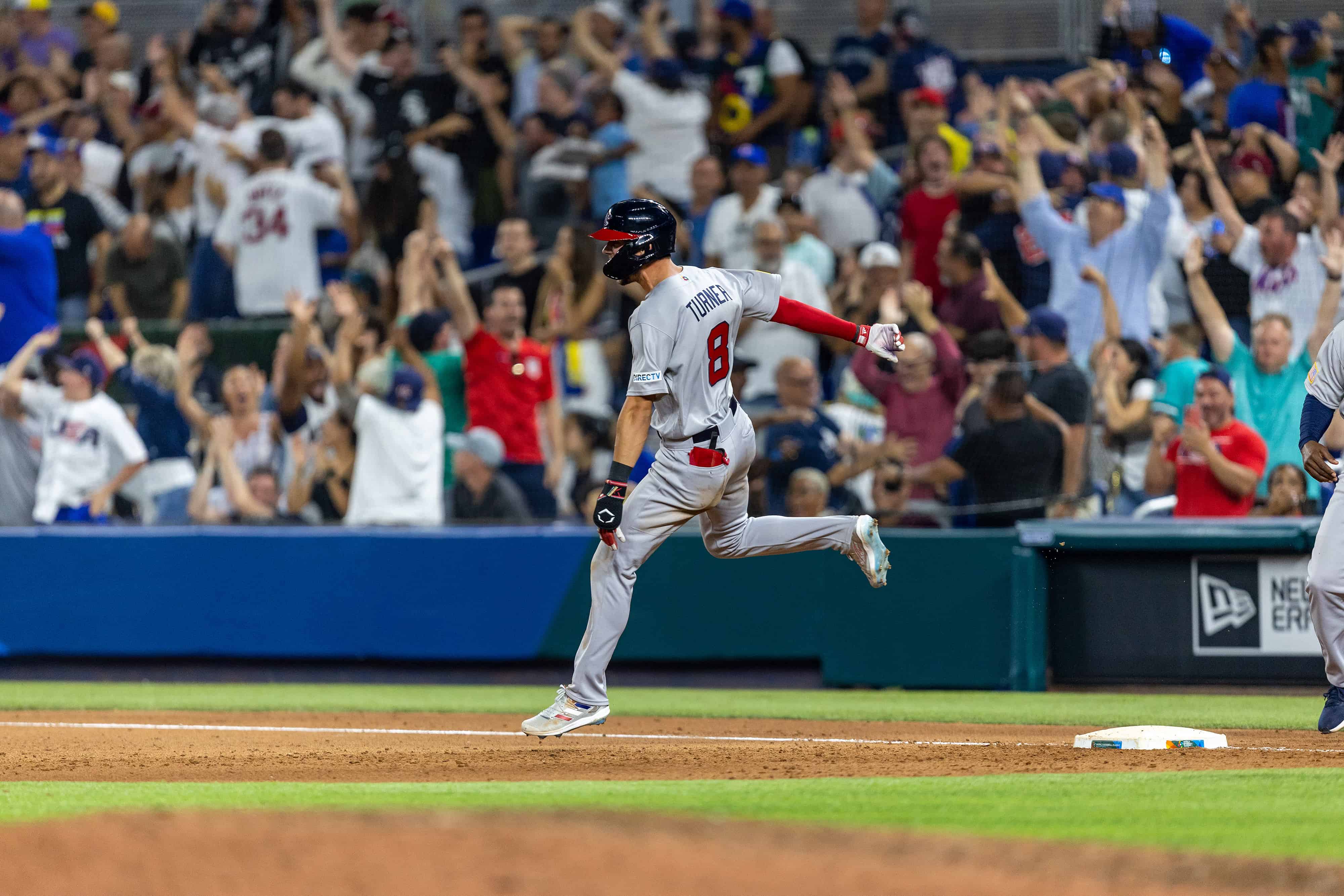 Así corrió las bases Trea Turner tras conectar un vuelacercas y convertirse en el más valioso de la noche.