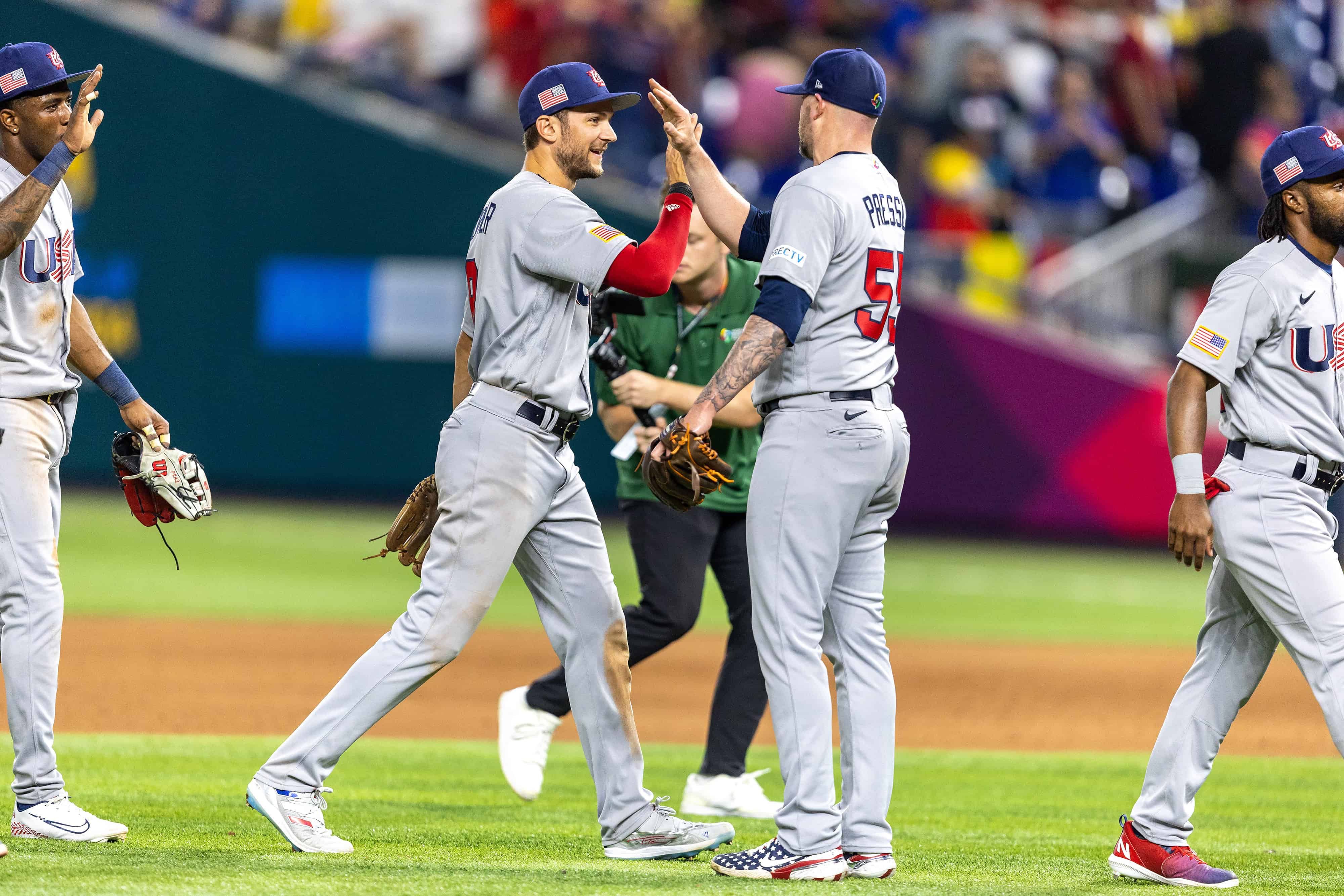 Trea Turner terminó siendo el héroe del juego después de conectar el batazo que le dio el triunfo a Estados Unidos.