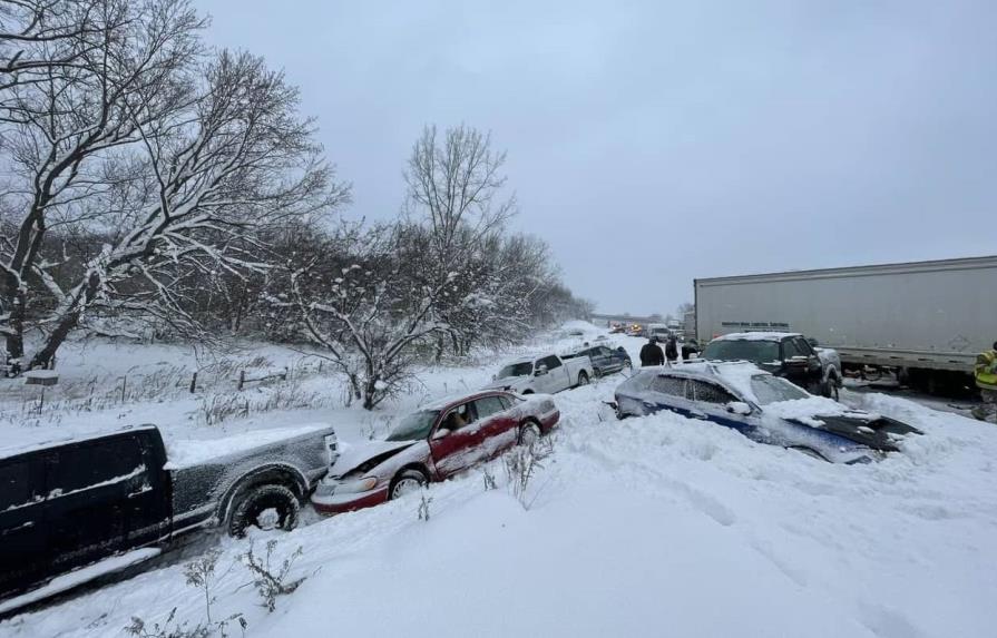 Michigan reabre carretera tras choque de unos 100 autos durante tormenta invernal