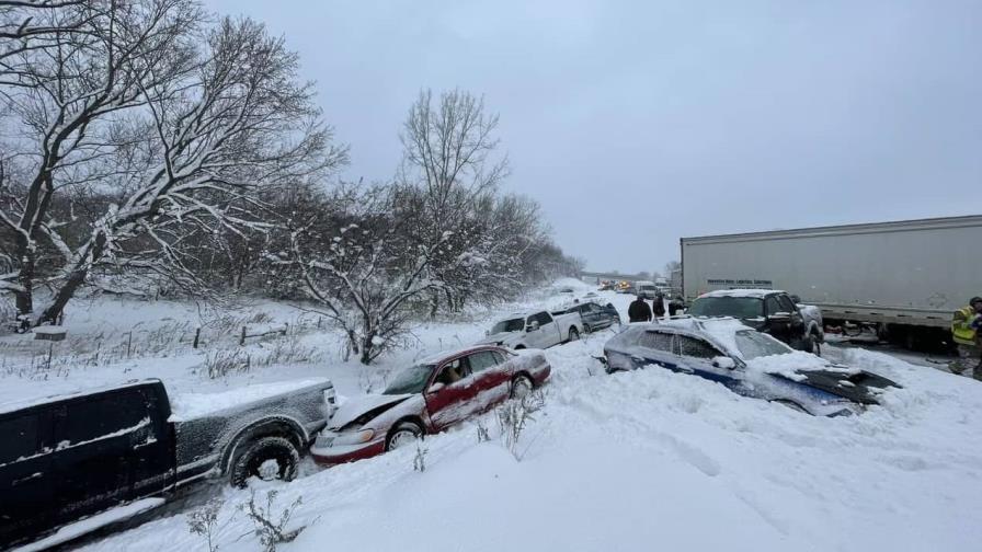 Michigan reabre carretera tras choque de unos 100 autos durante tormenta invernal