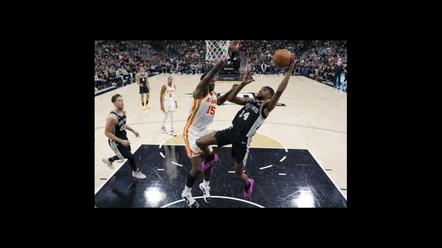 Los Spurs remontan 24 puntos y derrotan a Hawks 126-118