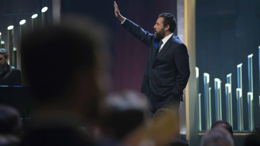 Washington premia el humor del actor  Adam Sandler