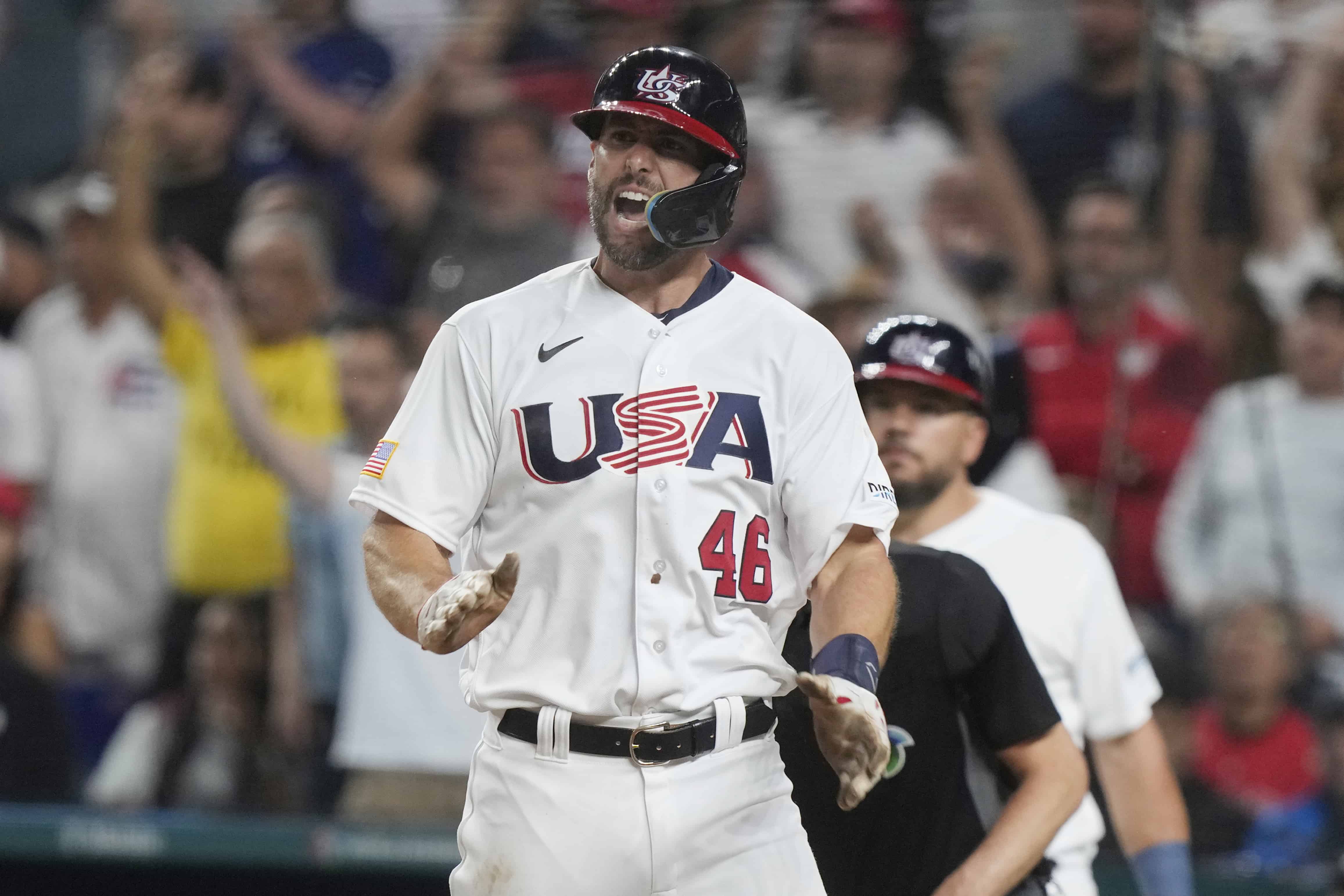 Paul Goldschmidt (46), de Estados Unidos, celebra después de anotar con un imparable de Nolan Arenado, durante la cuarta entrada del partido del Clásico Mundial de béisbol, contra Cuba, el domingo 19 de marzo de 2023, en Miami.