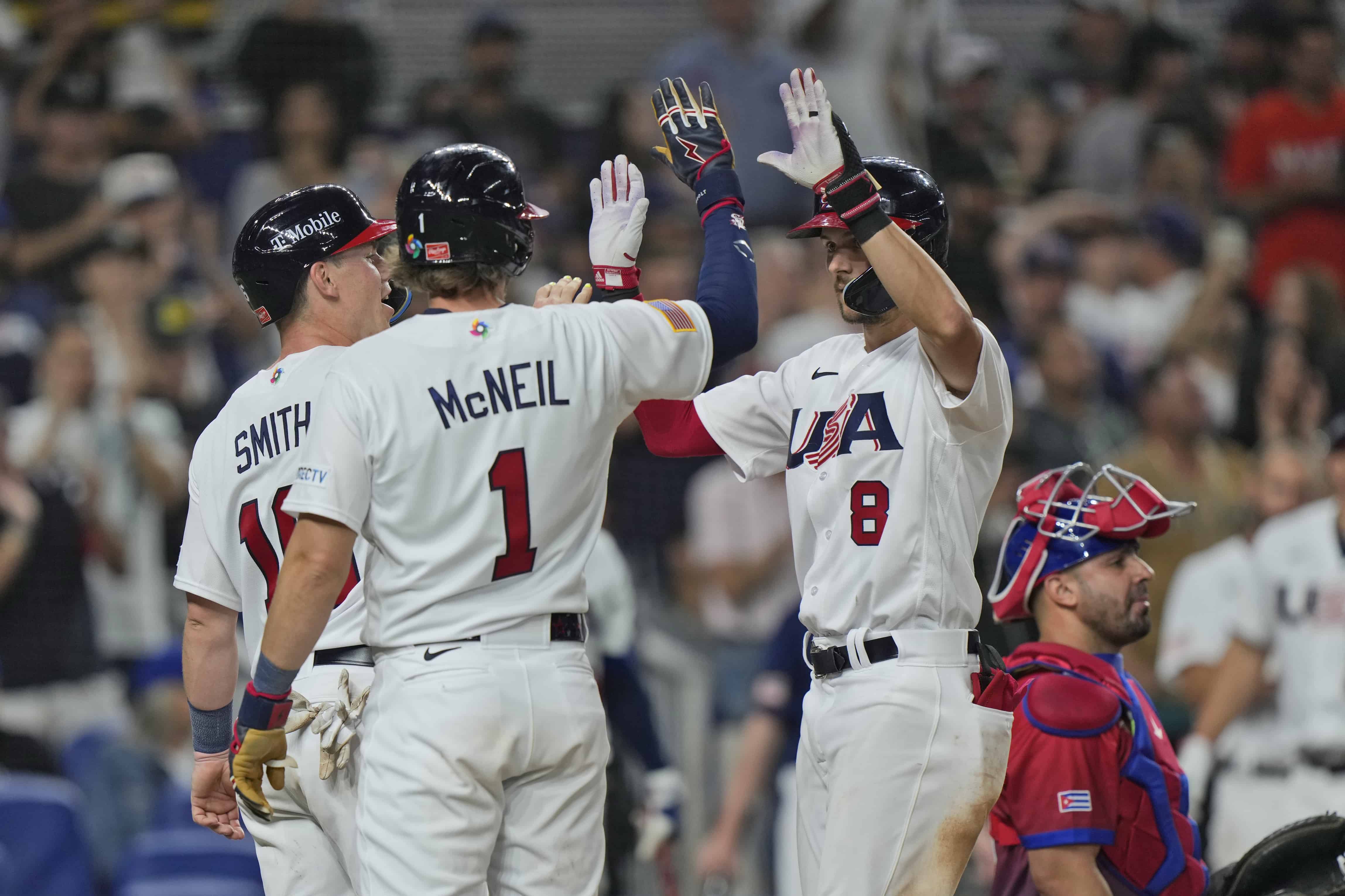 Trea Turner (8) de Estados Unidos celebra en el plato luego de conectar un jonrón que anotó Jeff McNeil (1) y Will Smith (16) durante la sexta entrada de un juego del Clásico Mundial de Béisbol contra Cuba, el domingo 19 de marzo de 2023, en miami