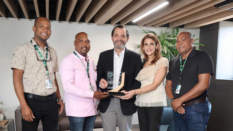 Sindicato de trabajadores de MercaSID entrega reconocimiento a Ligia Bonetti Sindicato de trabajadores de MercaSID entrega reconocimiento a Ligia Bonetti