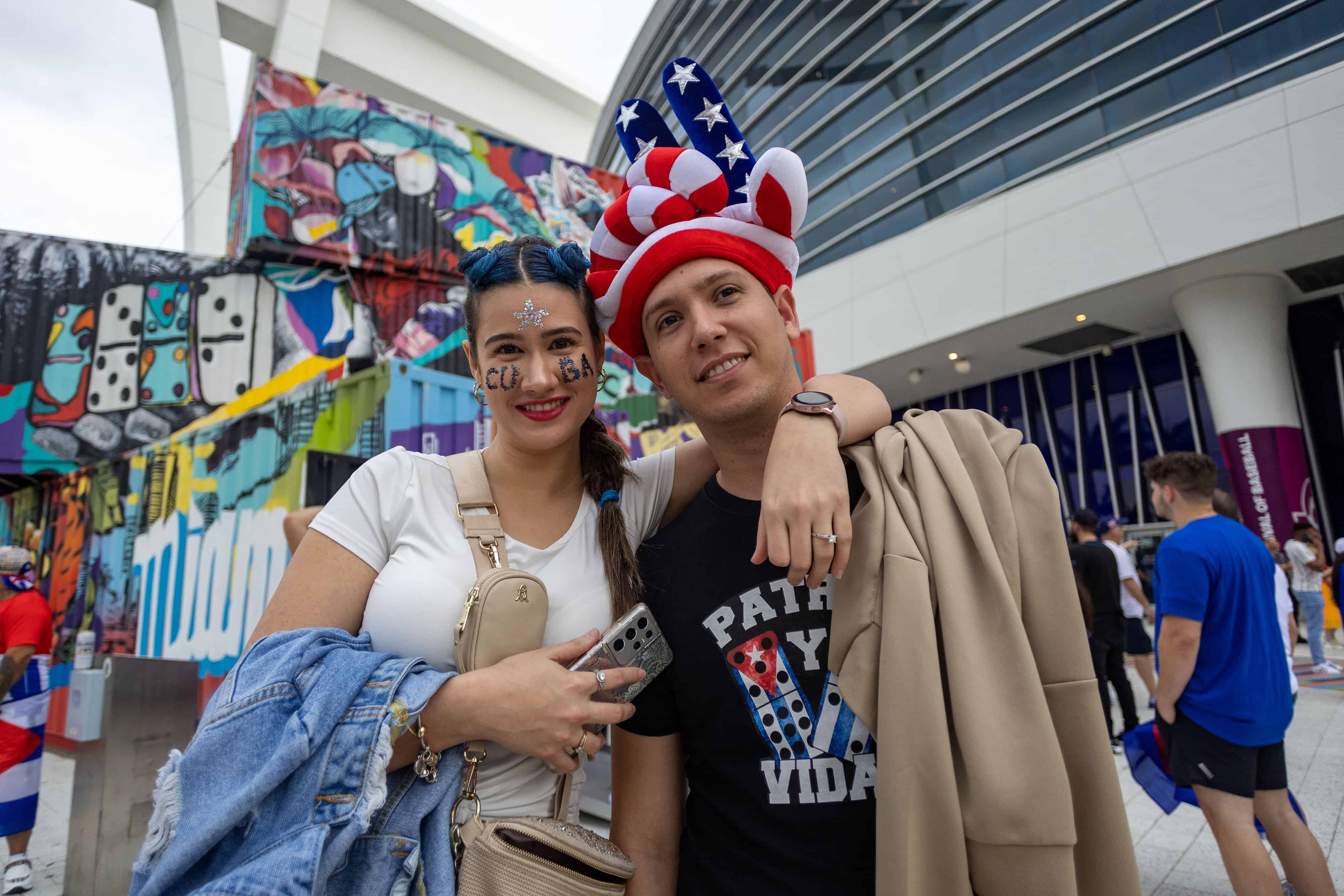 Los colores de Cuba y Estados Unidos juntos en el Loan Depot Park de Miami, una ciudad que escribe su día a día con un acento latino.