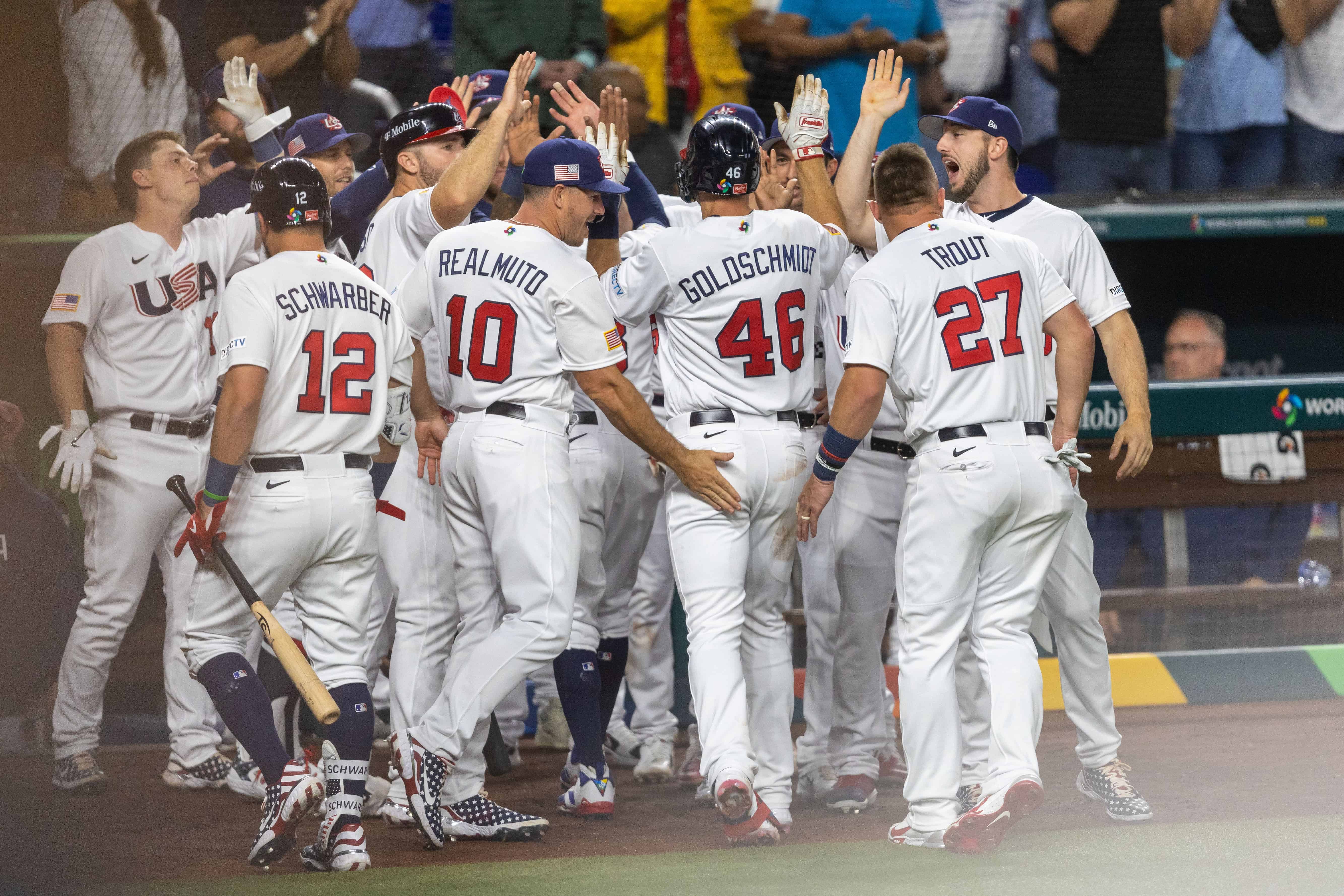 Paul Goldschmidt es felicitado en el home por sus compañeros tras conectar un cuadrangular.