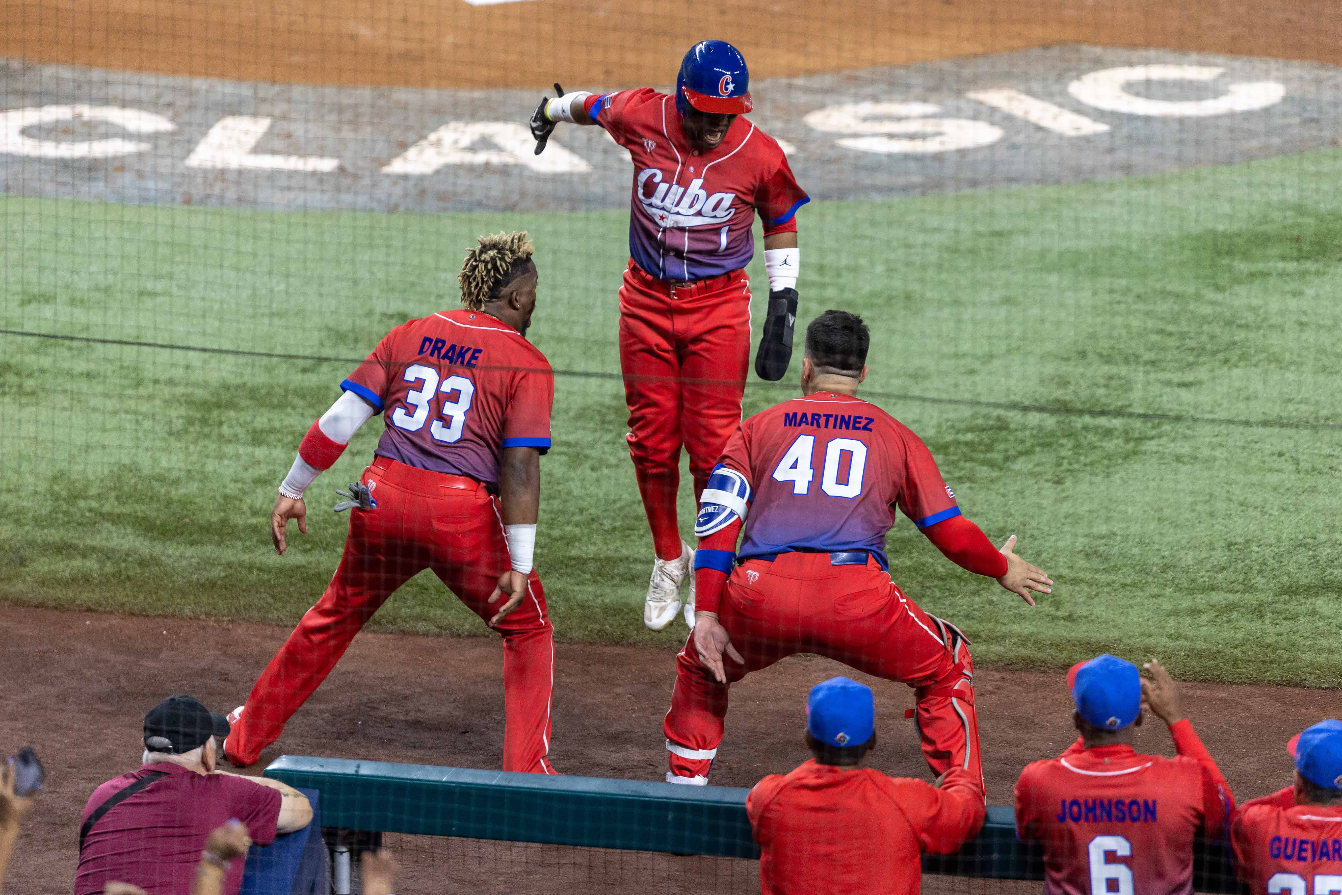 Cuba anotó la primera carrera del juego sin sacar la bola del cuadro. Tres infield hits y una base por bolas bastaron para dar una alegría a los fanáticos cubanos.