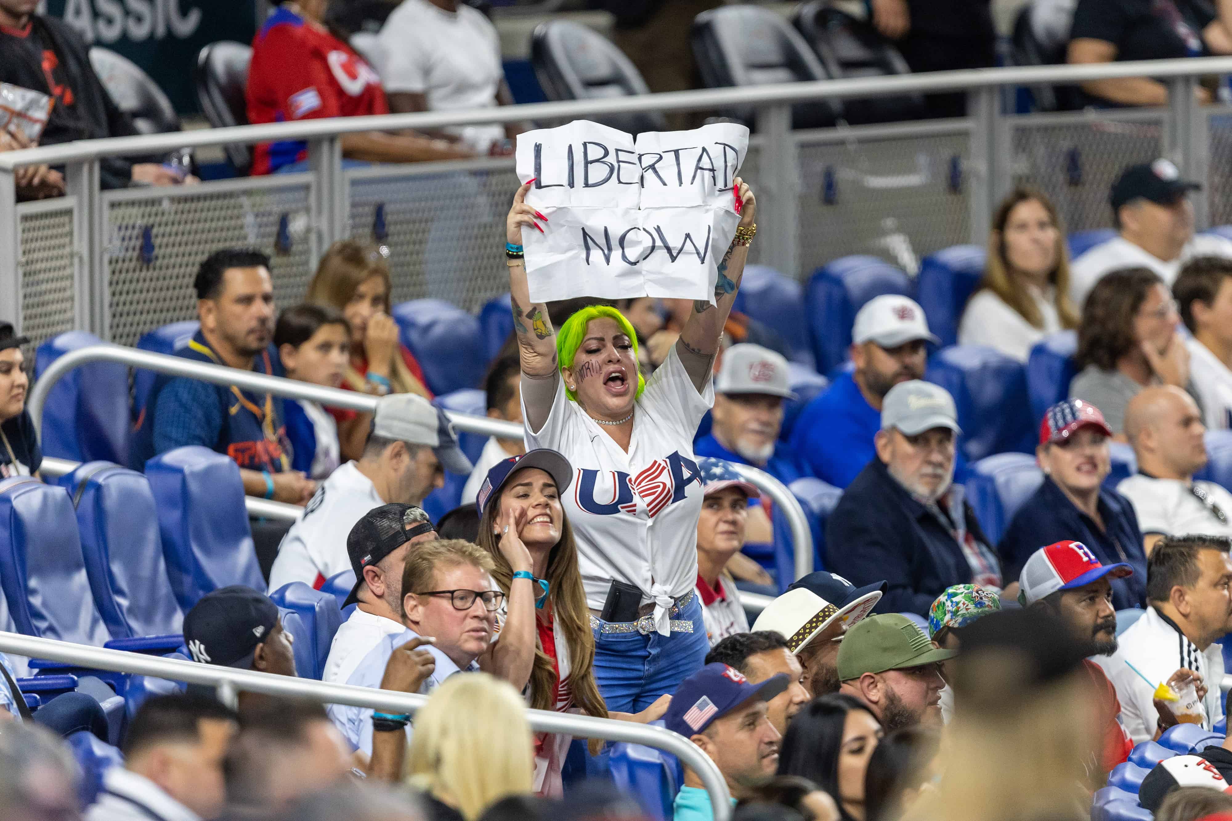 Protestas, mensajes políticos y espontáneos en el terreno, de juego estuvieron a la orden del día en Miami.