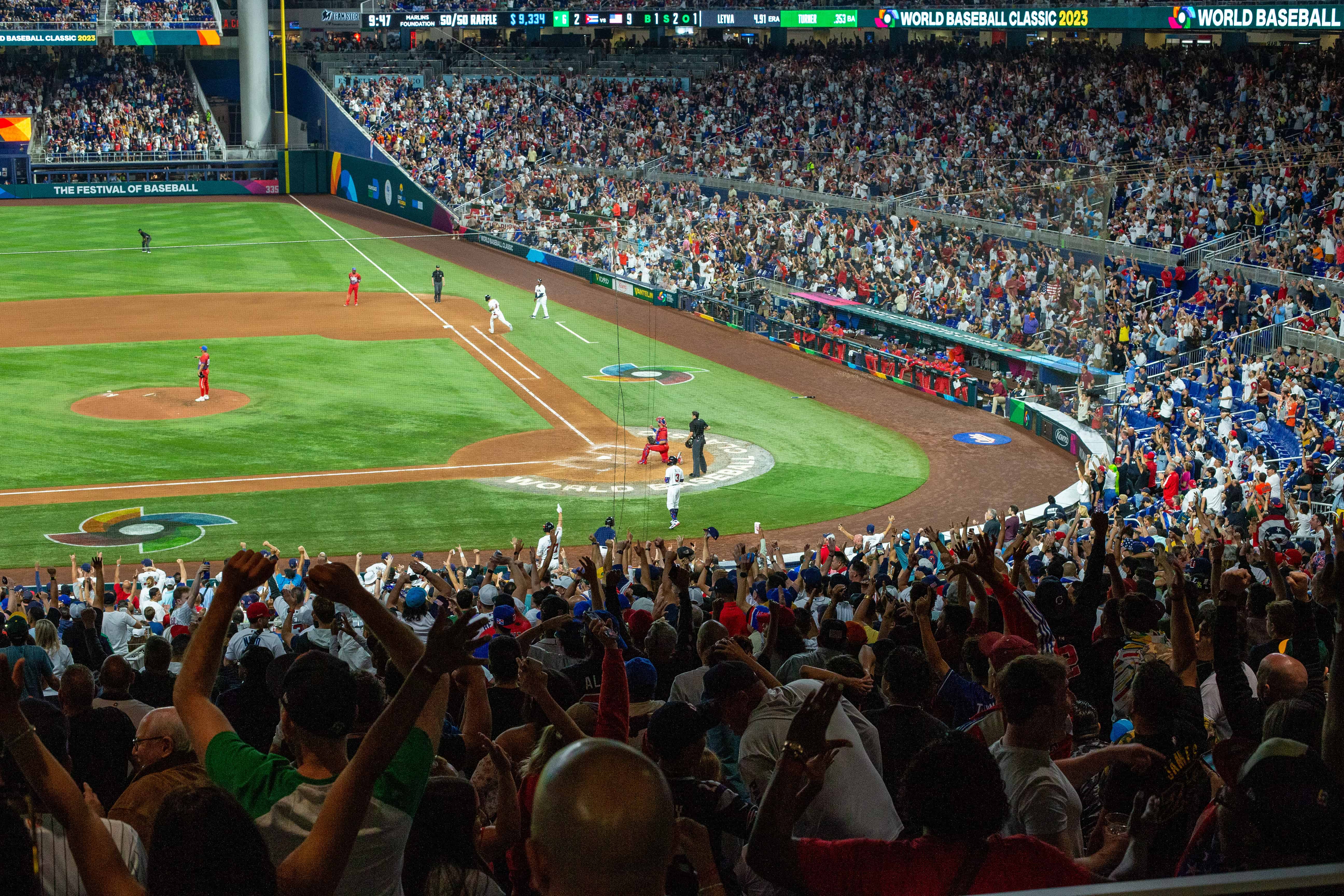 Trea Turner levantó al público de sus asientos con uno de sus dos jonrones de la noche.