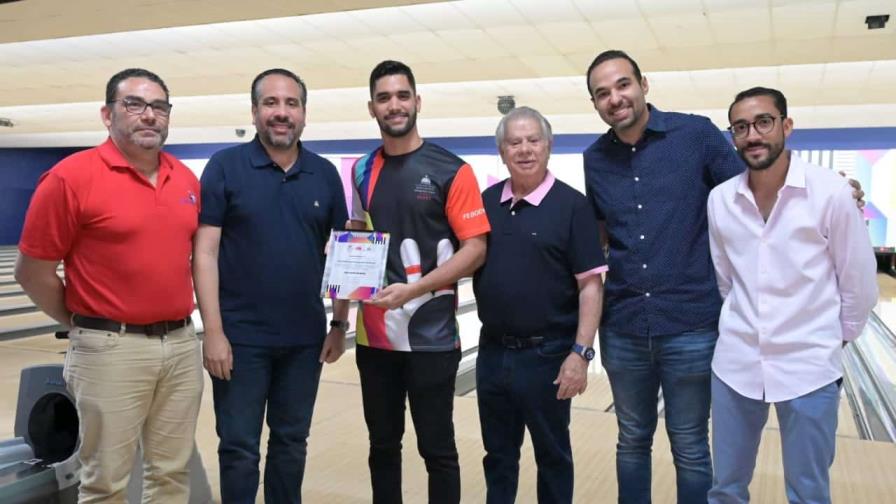 Colegios Amador y Santa Rosa avanzan en torneo de boliche