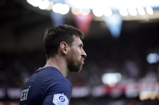 Tras silbidos en París, Lionel Messi busca arroparse en Argentina