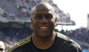 Magic Johnson entra a la puja de Harris por Commanders