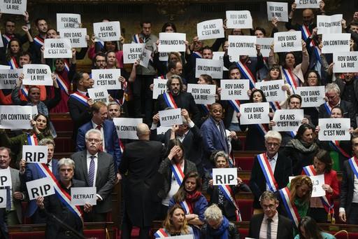 Gobierno francés sobrevive a dos mociones de censura en el Parlamento