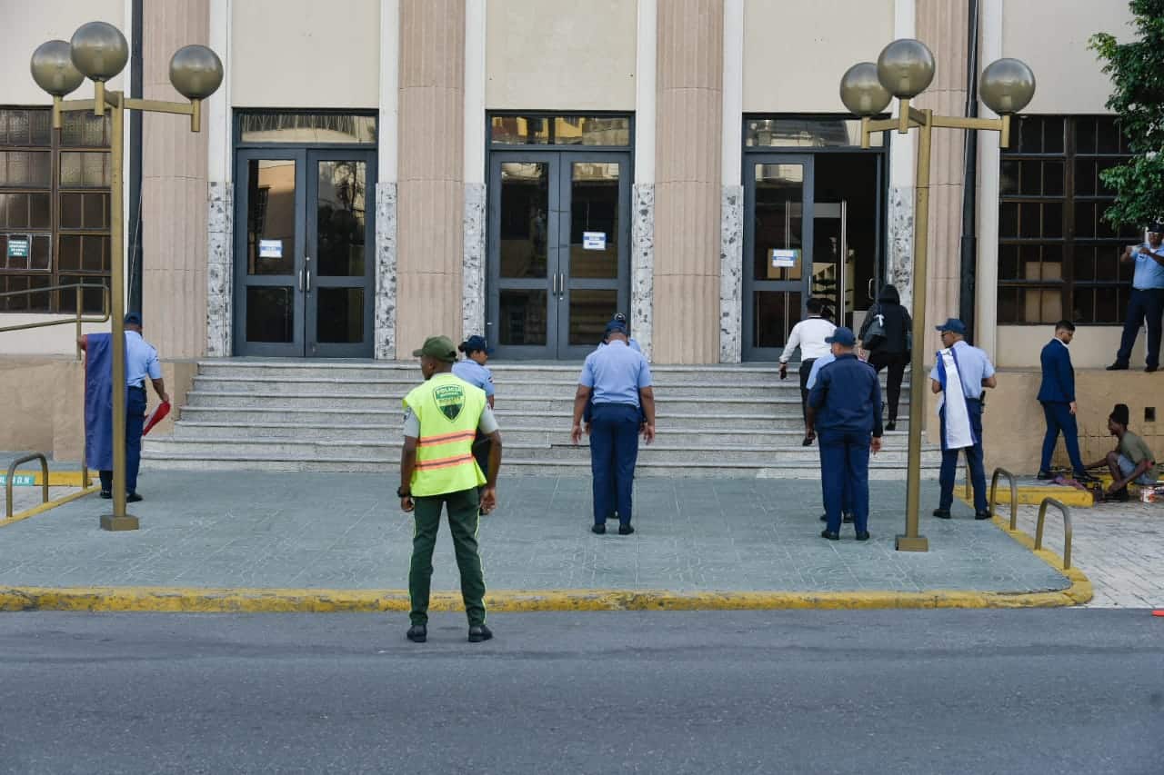 Afueras del Palacio de Justicia. 