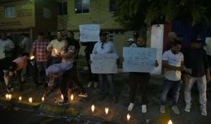 Grupo prende velones frente a la Fiscalía del Distrito Nacional en defensa de Gonzalo Castillo