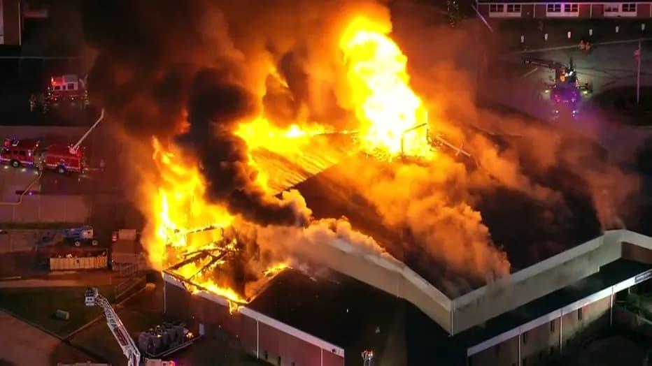 Un enorme incendio destruye una iglesia en Nueva Jersey