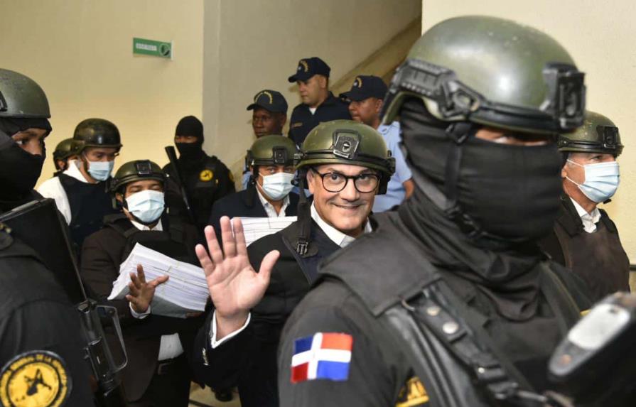 Gonzalo Castillo sale de audiencia Operación Calamar con rostro sonriente y tranquilo