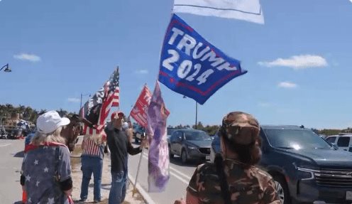 Simpatizantes de Trump se reúnen en Mar-a-Lago para ofrecerle su apoyo