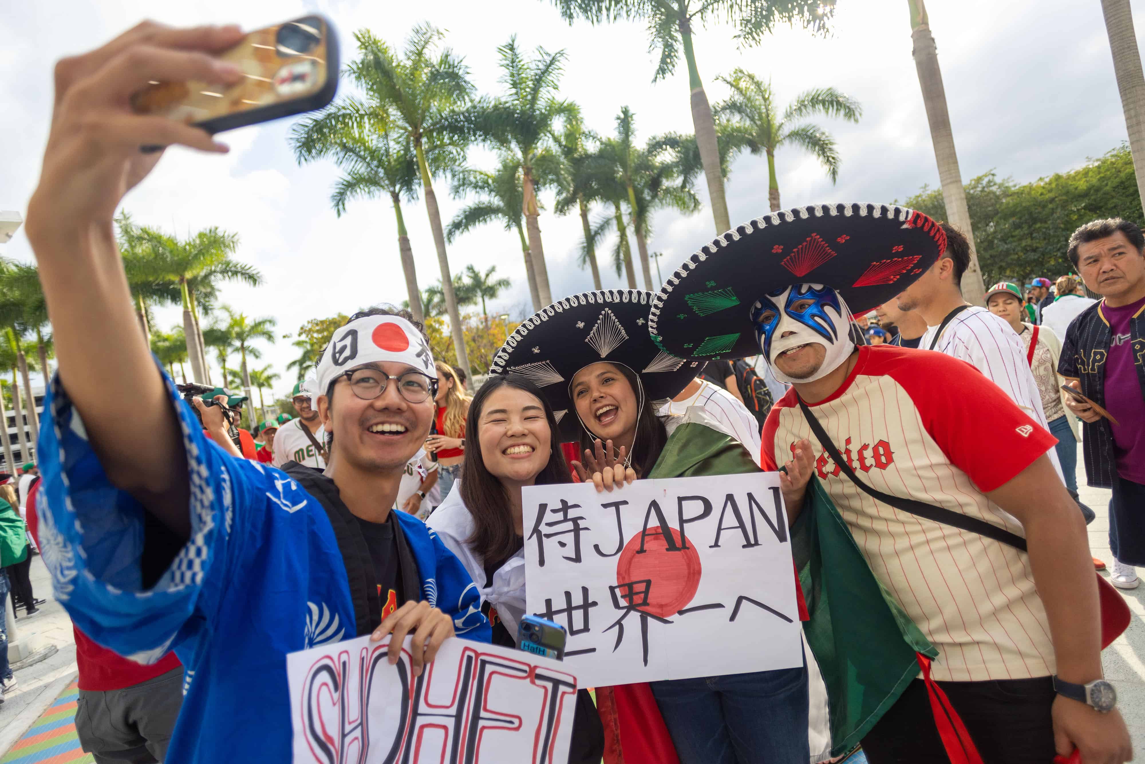 Japoneses y mexicanos celebraron la fiesta del béisbol desde muy temprano en el Loan Depot Park de Miami.