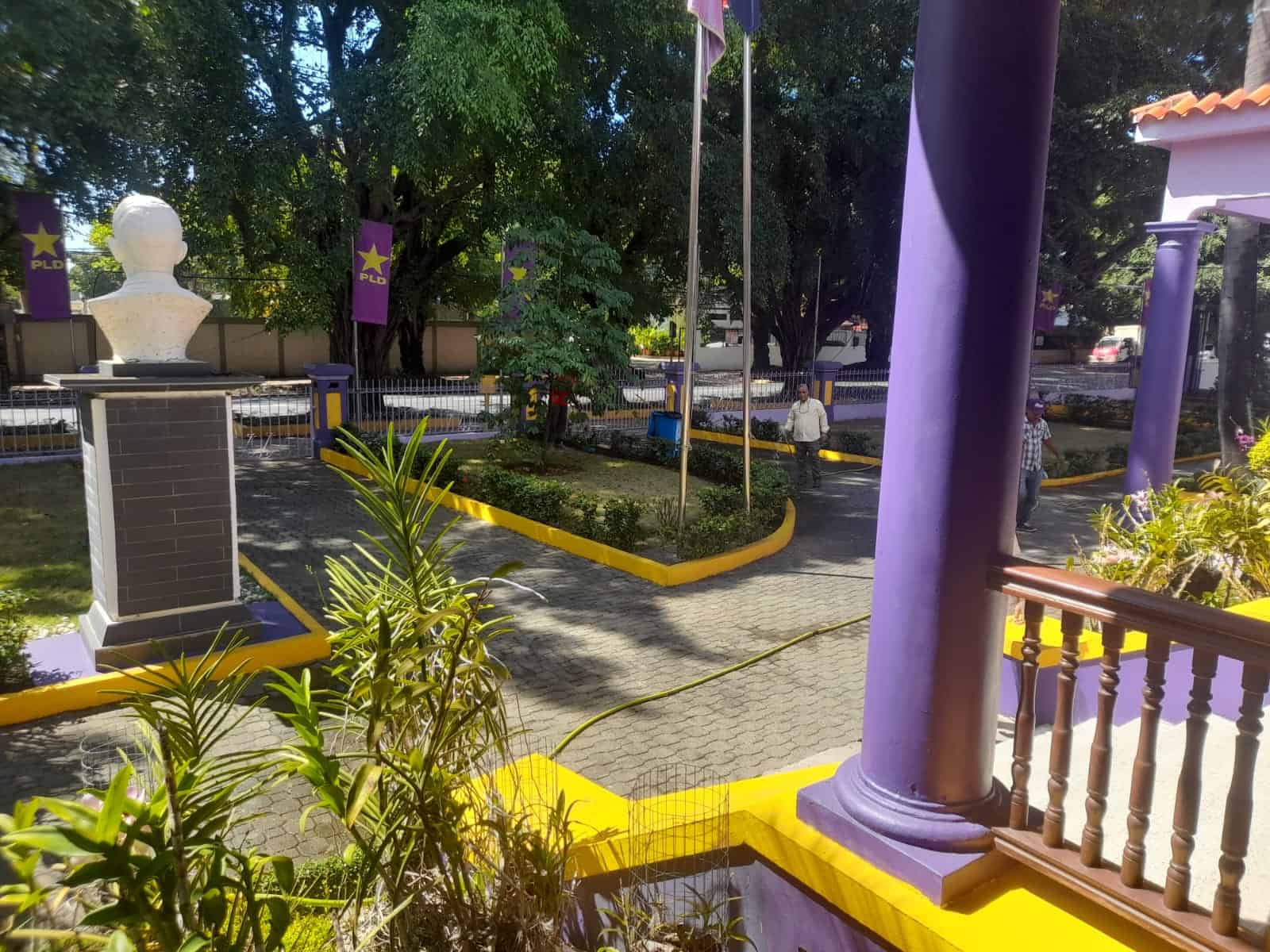 Pocos vehículos se encuentran en la Casa Nacional del PLD. 