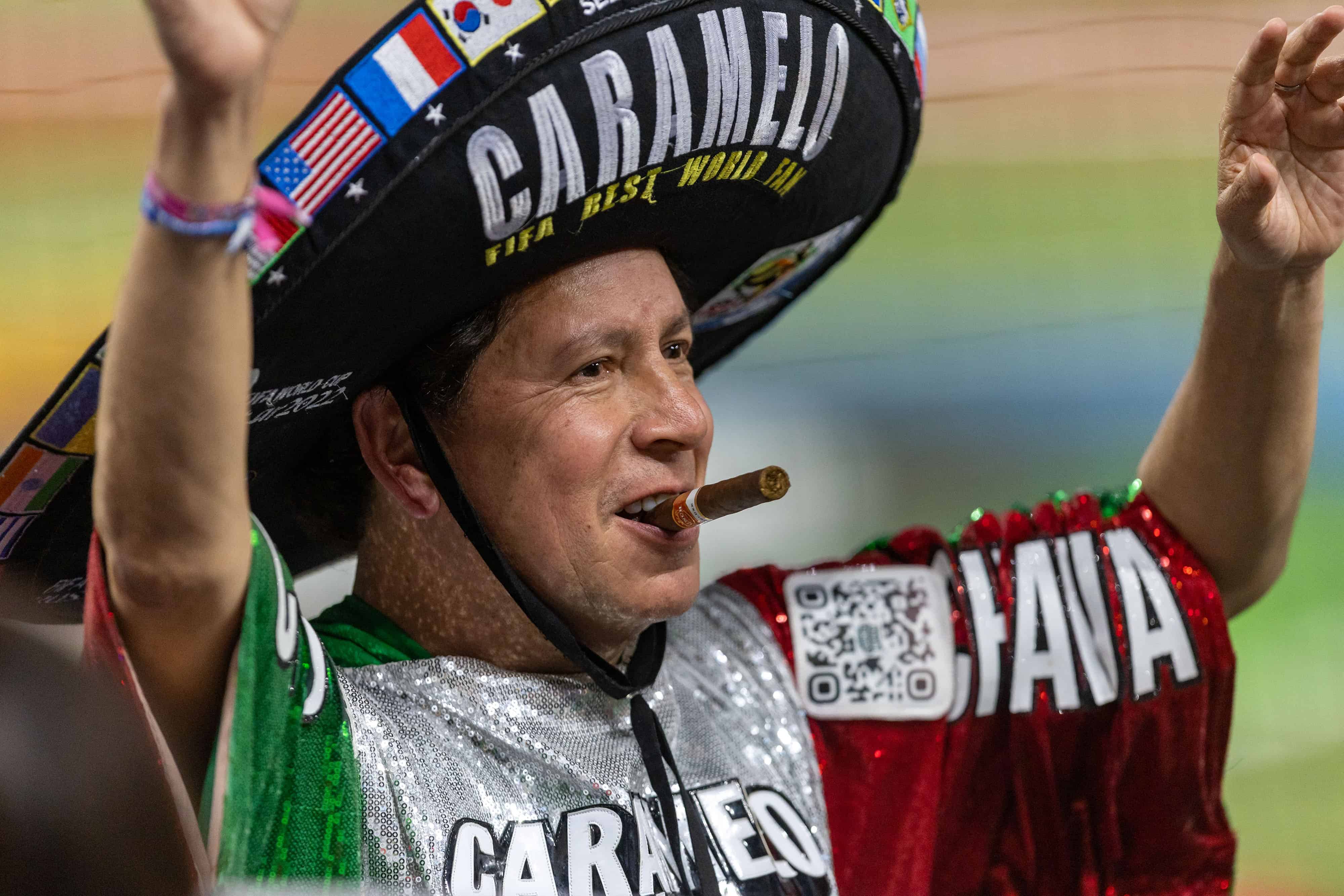 Caramelo, un popular personaje de la afición mexicana, animó a su equipo desde la tribuna principal del Loan Depot Park de Miami.
