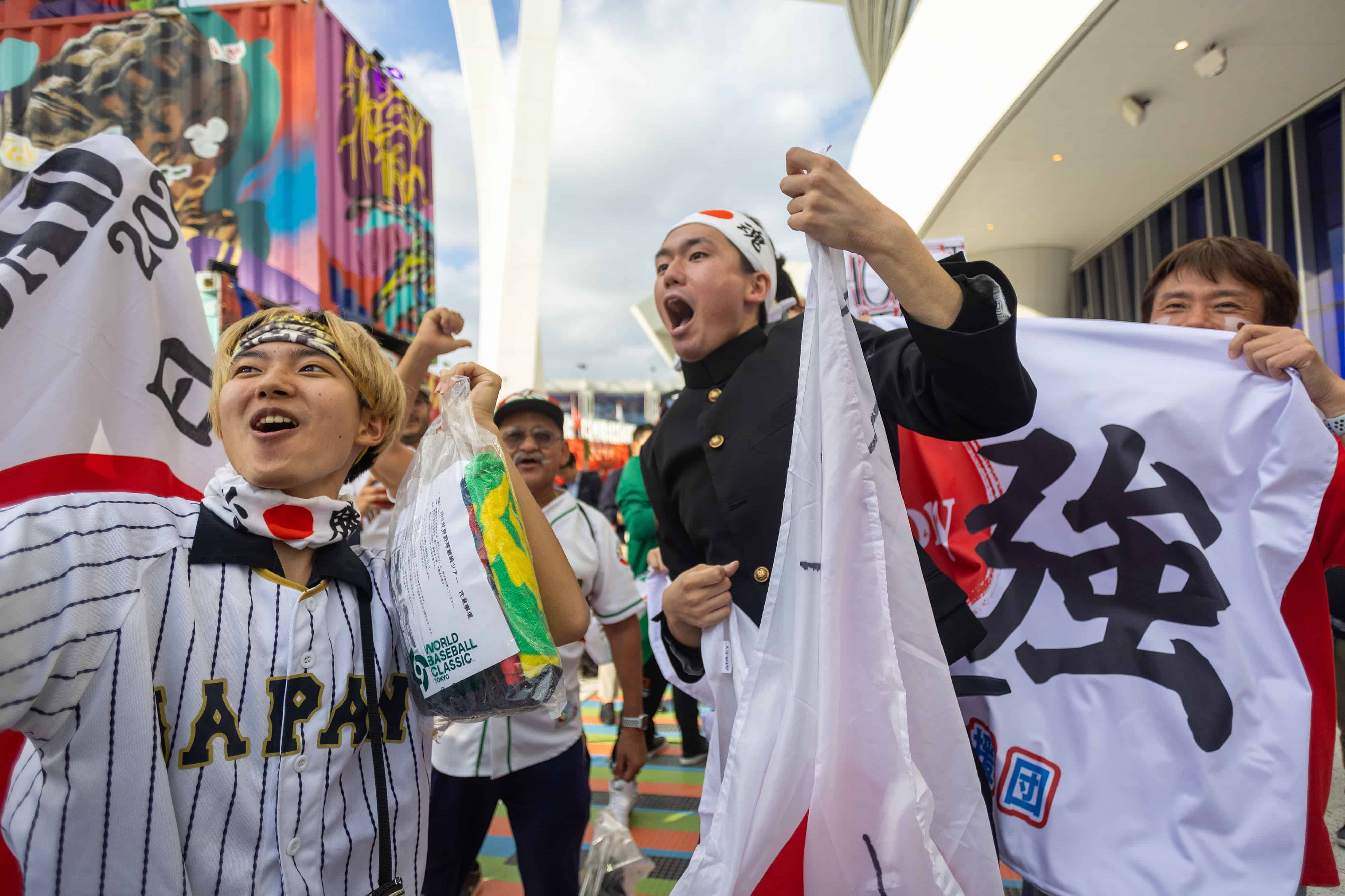 Los aficionados japoneses se contagiaron de la alegría latinoamericana en la previa del duelo ante México en el Loan Depot Park de Miami.