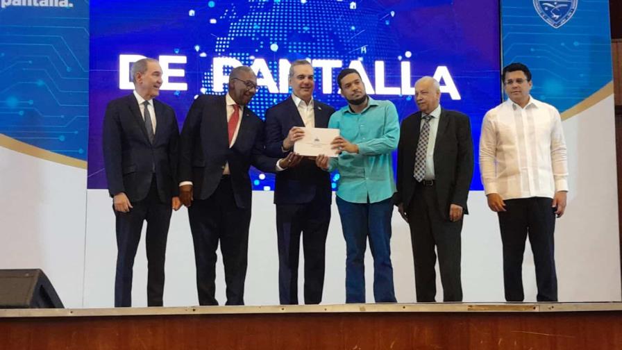 Donan a la UASD 100 mil dispositivos electrónicos de los comprados por el Minerd en la pandemia Donan a la UASD 100 mil dispositivos electrónicos de los comprados por el Minerd en la pandemia