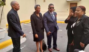 Alegando que la democracia est&aacute; de luto diputados del PLD se visten de negro