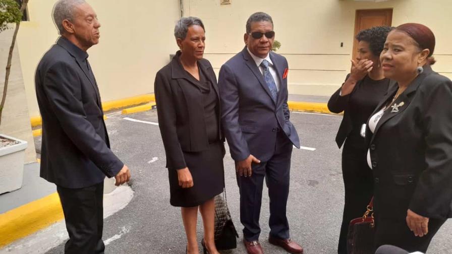 Alegando que la democracia está de luto diputados del PLD se visten de negro Alegando que la democracia está de luto diputados del PLD se visten de negro