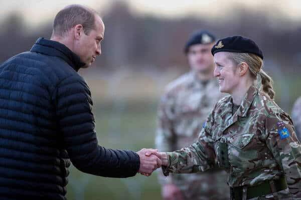 El príncipe Guillermo visita por sorpresa a las tropas británicas en la frontera con Ucrania