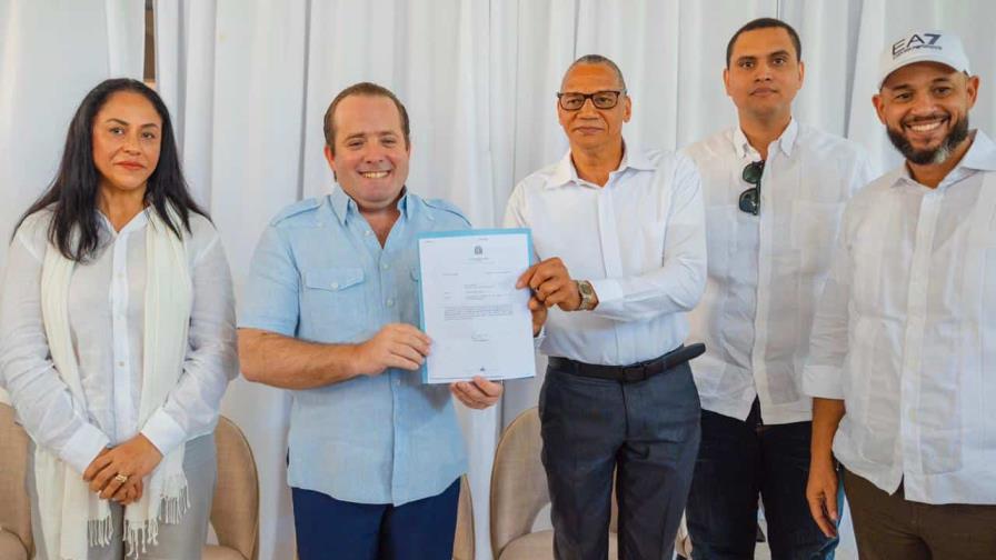 Paliza entrega RD$6 millones para el remozamiento de parroquia en Nagua