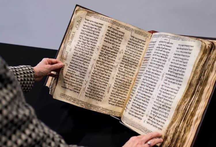 La Biblia hebraica más antigua es expuesta en Israel antes de ser subastada
