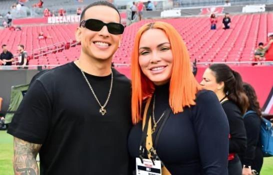 Daddy Yankee y su esposa Mireddys celebran en el Clásico 28 años de casados