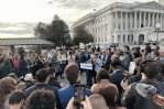 Tiktokers protestan en el Congreso de EEUU ante posible veto a la plataforma 